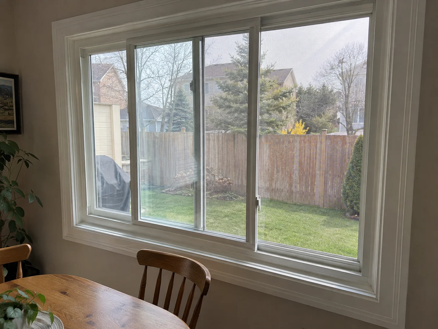 Horizontal sliding window in a dining room